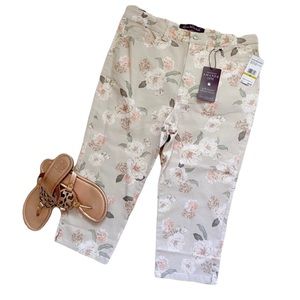 NWT Gloria Vanderbilt floral denim Amanda capris